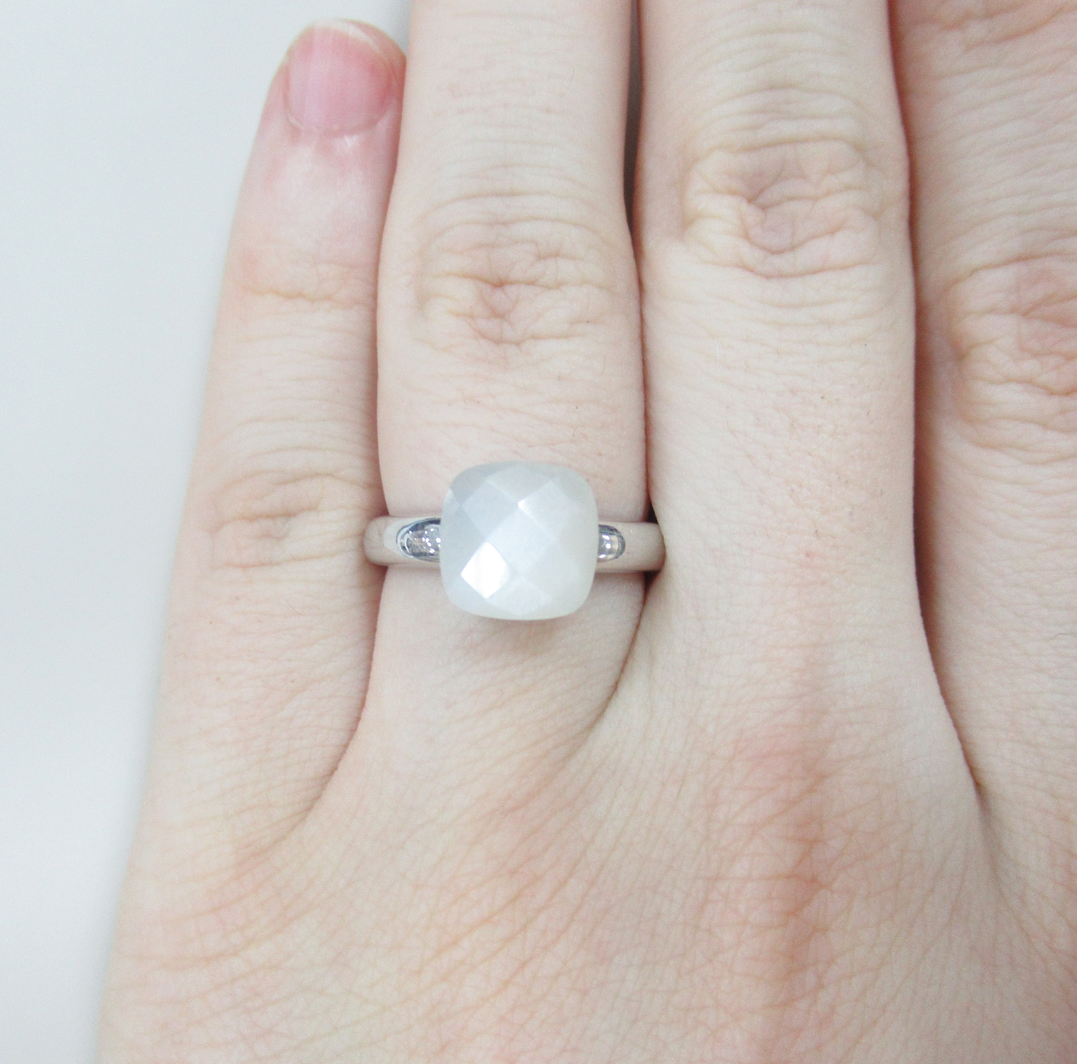 Серебряное кольцо с лунным камнем